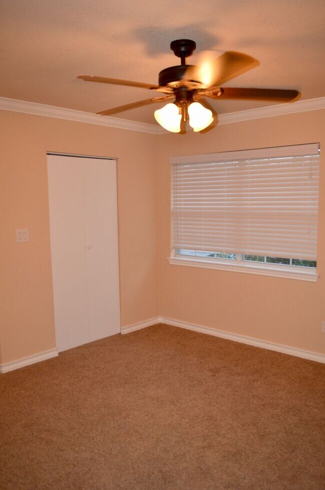 Building Photo - Beautiful 3 bed 2 bath home in a quiet nei...