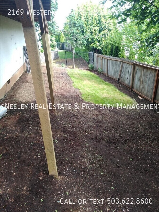 Building Photo - West Salem Home with Great Views!