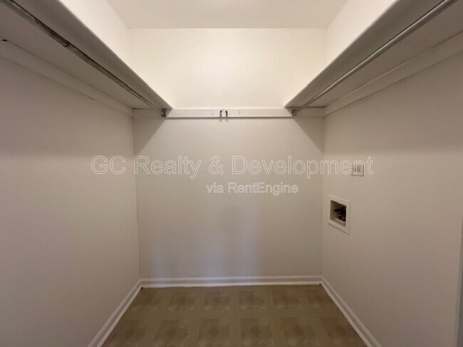 Building Photo - 7 Simpson St