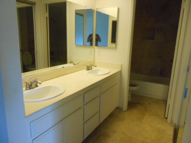 Building Photo - 3 BEDROOMS CONDO WITH BEAUTIFUL LAKE VIEWS.