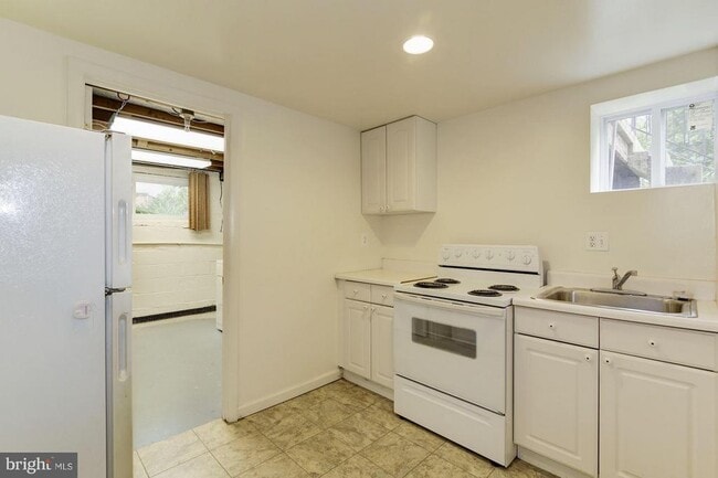 Building Photo - 6520 Lone Oak Ct