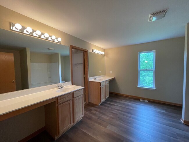 Building Photo - Single Family Home for Rent in Marengo! Available Mid August 2026!