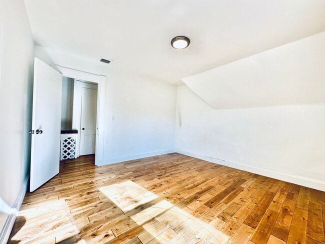 Building Photo - 66 Trumbull St