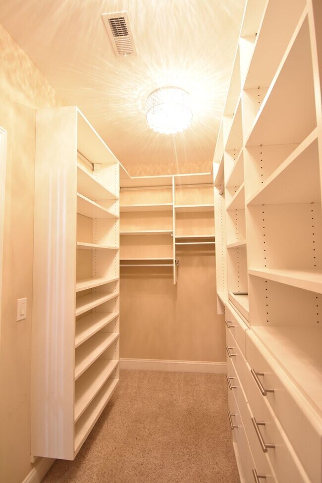 Building Photo - 3 Bedroom and 1.5 Bath Condo- Bradford Place at Buckhead