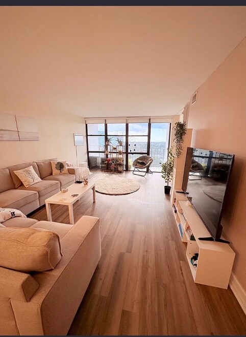 Building Photo - 1000 Parkview Dr