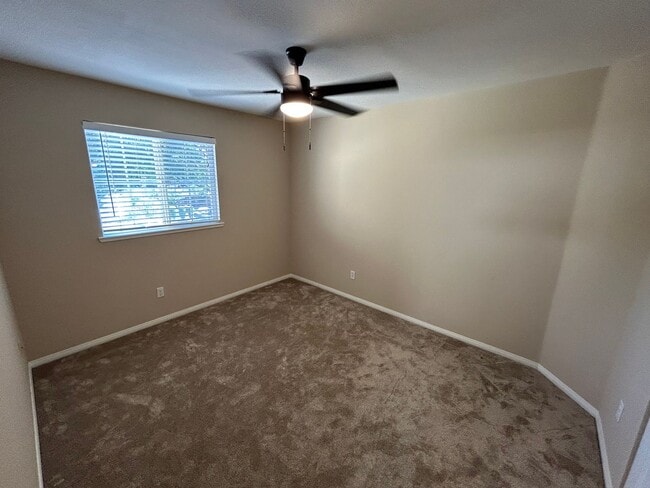 Building Photo - Beautiful Hidden Lake 3 Bed 3 Bath Home