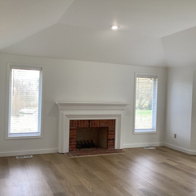 Building Photo - Ranch Style Rambler located in Stannwood