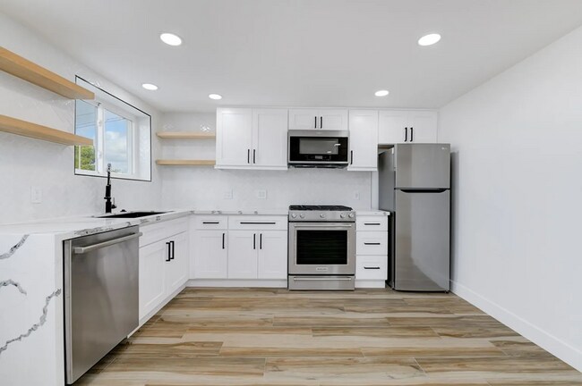 Building Photo - This unit offers a cozy and private 1-bedr...