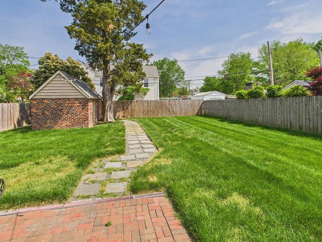 Building Photo - 307 Lexington Rd