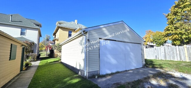 Building Photo - 922 Winslow Ave