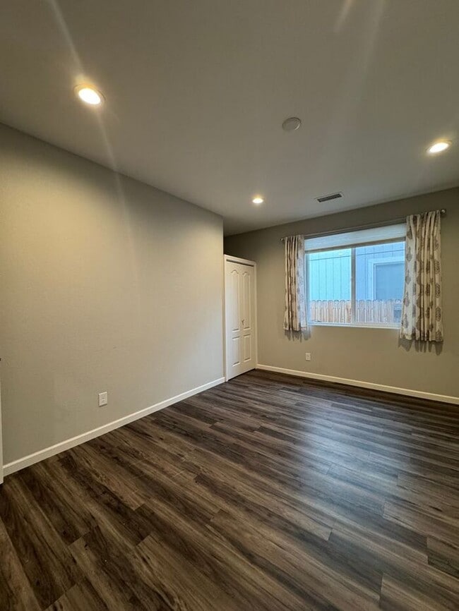 Building Photo - Spacious 4-Bedroom Dayton Home with Split-Bedroom Layout & Modern Finishes