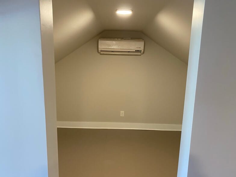 Loft - 613 Blenheim Ave