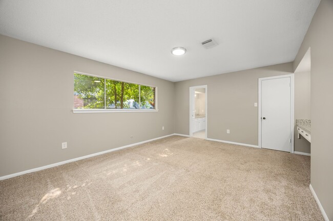 Building Photo - 5923 Pebble Springs Dr
