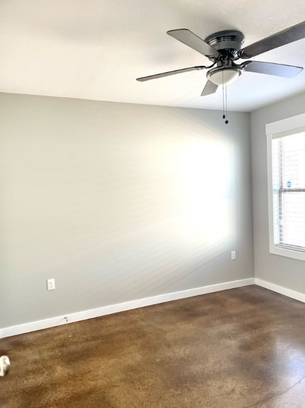 Building Photo - 259 Wolf Den Dr