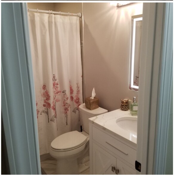 Full bath floor 2 - 5200 Hilltop Dr