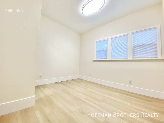 Building Photo - 865 N Las Palmas Ave