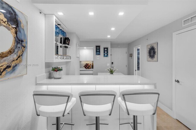 Building Photo - 6917 Collins Ave