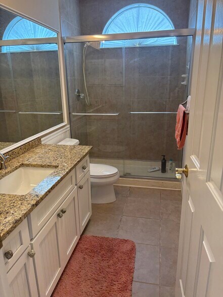 Main full bath - 4816 61st Avenue Dr W
