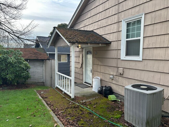 Building Photo - Maple Leaf 3 bedroom