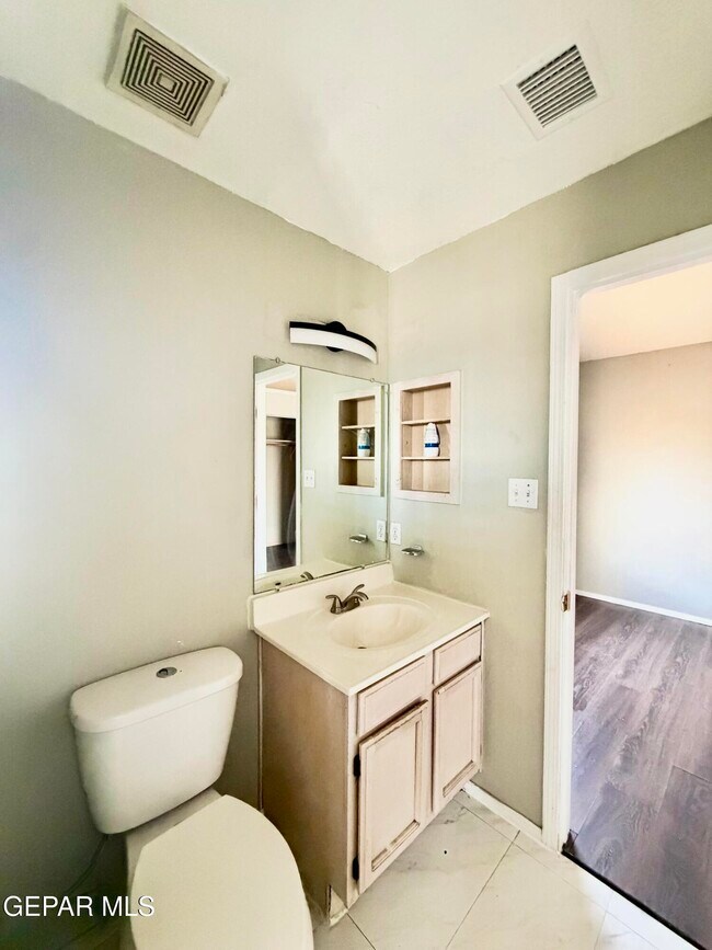 Building Photo - 9150 Bur Oak Cir