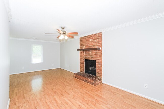 Building Photo - 3 Bedroom Augusta Gem!