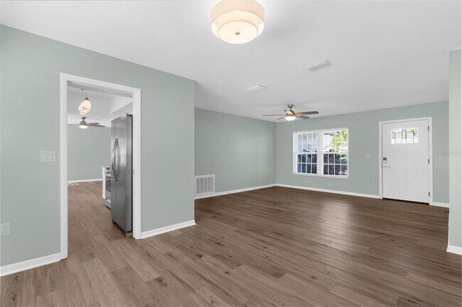 Building Photo - 913 64th St W