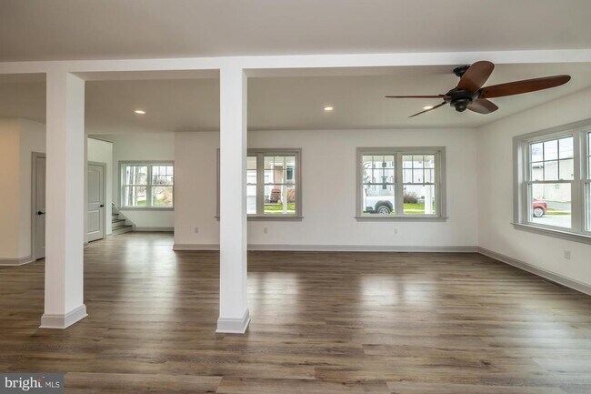 Building Photo - 411 James St