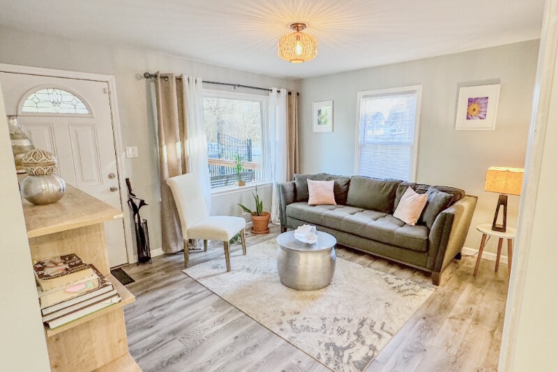 Building Photo - 618 Troy St