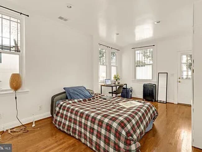 Building Photo - 1835 Mintwood Pl NW