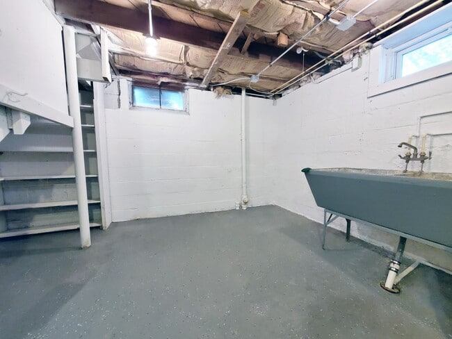 Building Photo - 4 Bed - 1 Bath Bungalow for Rent