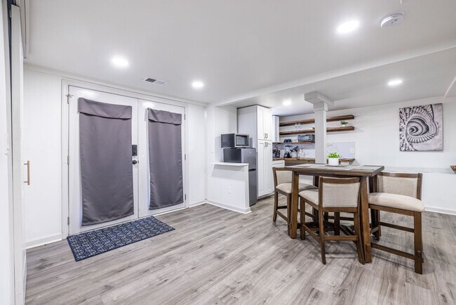 Building Photo - 1122 Elaine Dr