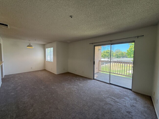Building Photo - Centrally Located Las Palmas Upstairs Cond...