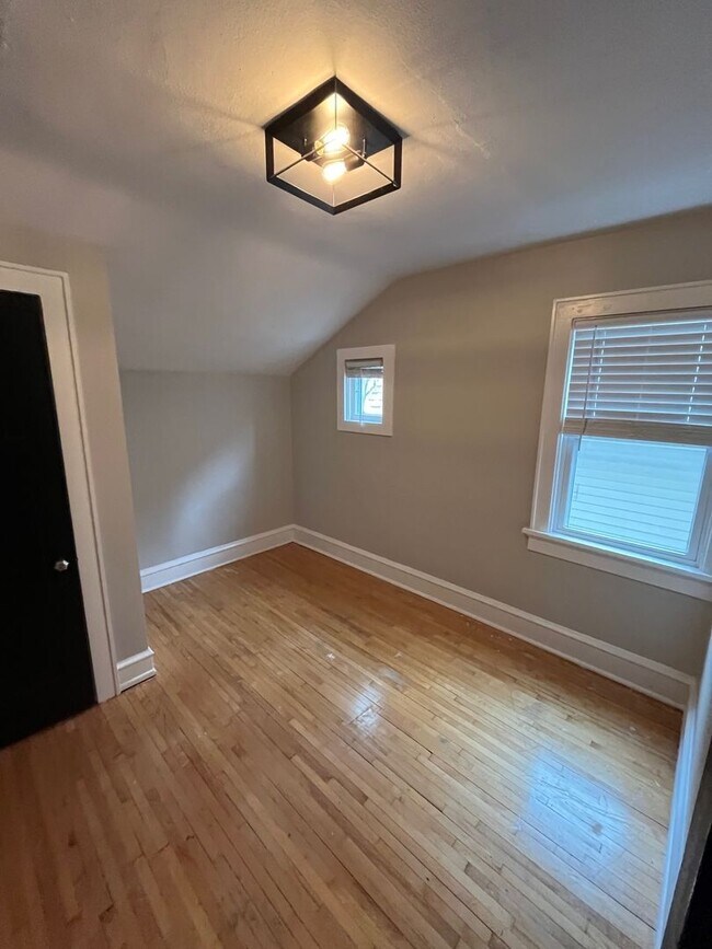 Building Photo - offboarding 4/14/26 3215 N Bartlett Ave