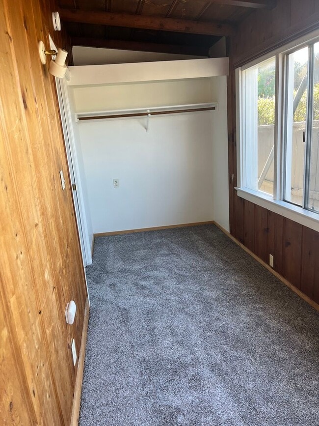 Building Photo - 1 Bedroom Cottage w/ sunroom
