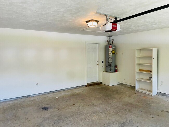 Building Photo - 2031 Sunny Dale Dr