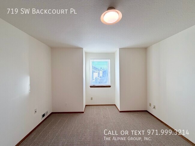 Building Photo - 719 SW Backcourt Pl