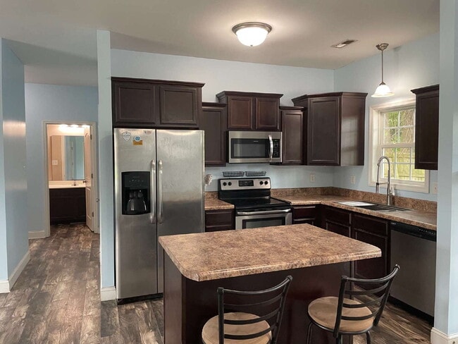 Building Photo - Pet Friendly Three Bedroom Two Full Bathro...