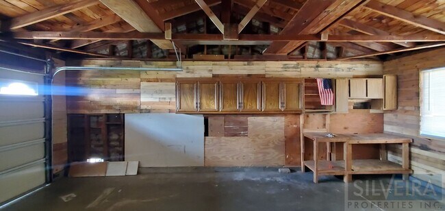 Building Photo - A Comfortable Home awaits the right Tenant!