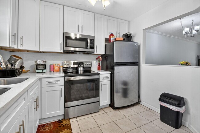 Building Photo - 21894 Lake Forest Cir
