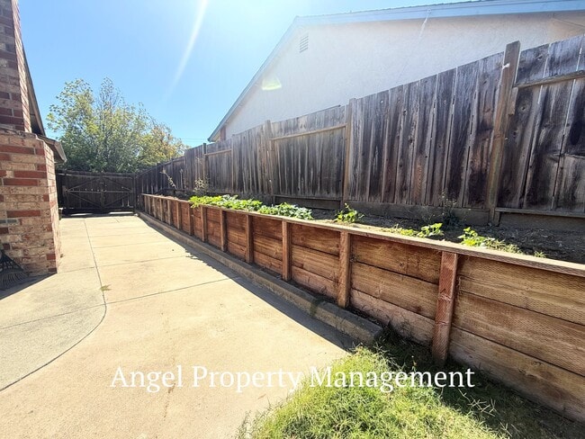 Building Photo - 2208 Begonia Ct