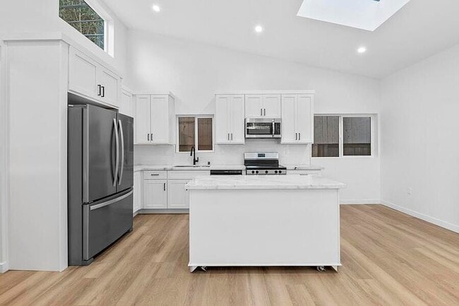 Building Photo - 739 N Formosa Ave