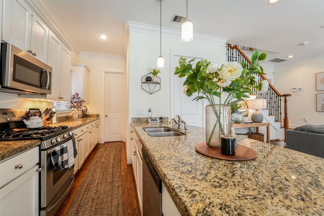 Building Photo - 1301 W 25th St