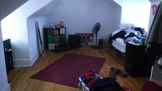 Building Photo - For Rent 4 Bedroom 1 Bath Field Club Row H...