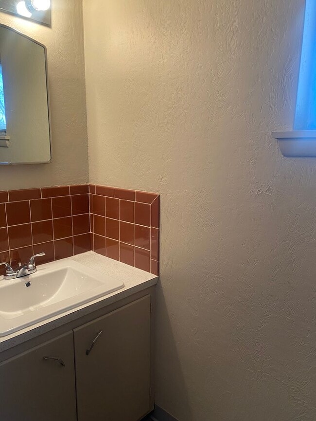 Building Photo - 2 bedroom 1.5 bath charming home