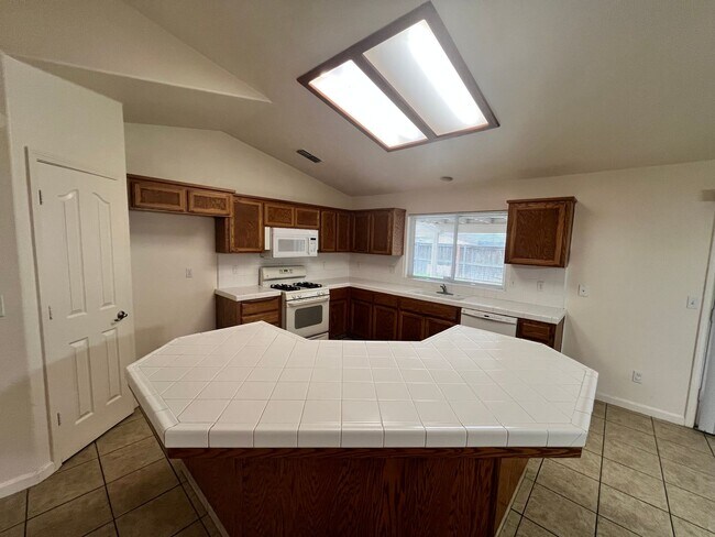 Building Photo - Beautiful West Side Madera Home