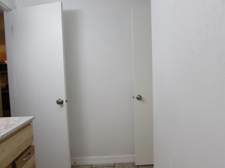 Building Photo - 3150 Lakeside Dr