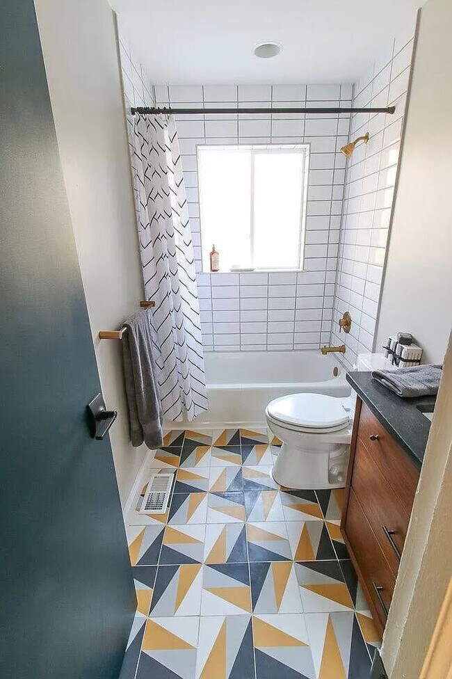 Fully tiled shower and tub - 905 Culpepper Ln