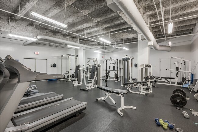 Building Photo - 914 Main St