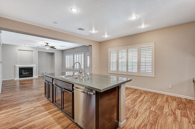 Building Photo - 10588 Isola Bella St