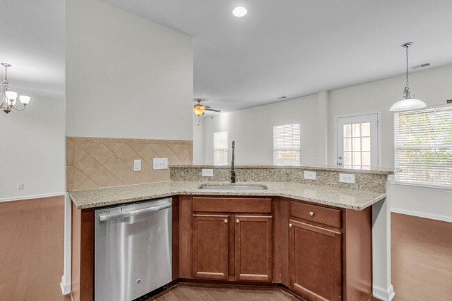 Building Photo - Spacious Summerville Home Near Historic Downtown